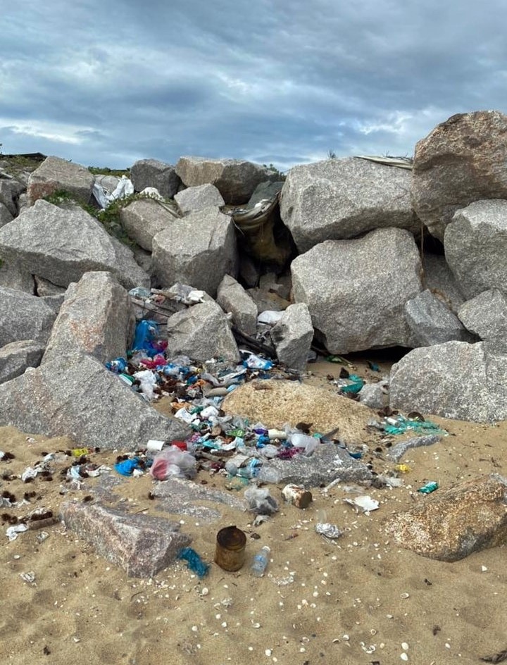 东:海滩重新开放,不但吸引人潮,也带来许多垃圾,环保 团体“Geng Plastik Ija”周末在22个地点共清理了超过1公吨的垃圾。