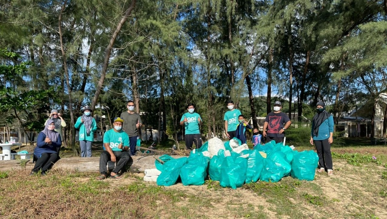 东:海滩重新开放,不但吸引人潮,也带来许多垃圾,环保 团体“Geng Plastik Ija”周末在22个地点共清理了超过1公吨的垃圾。