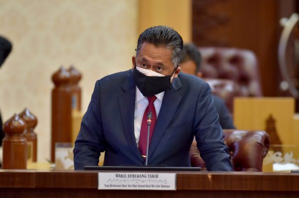 东:登州立法议会(四):巫统士布浪达吉州议员拿督斯里阿末拉兹夫促请登州政府拟定及落实人民经济计划,以推动人民经济发展为主,同时采取开源节流措施,减少兴建基建设施及新的建筑物。