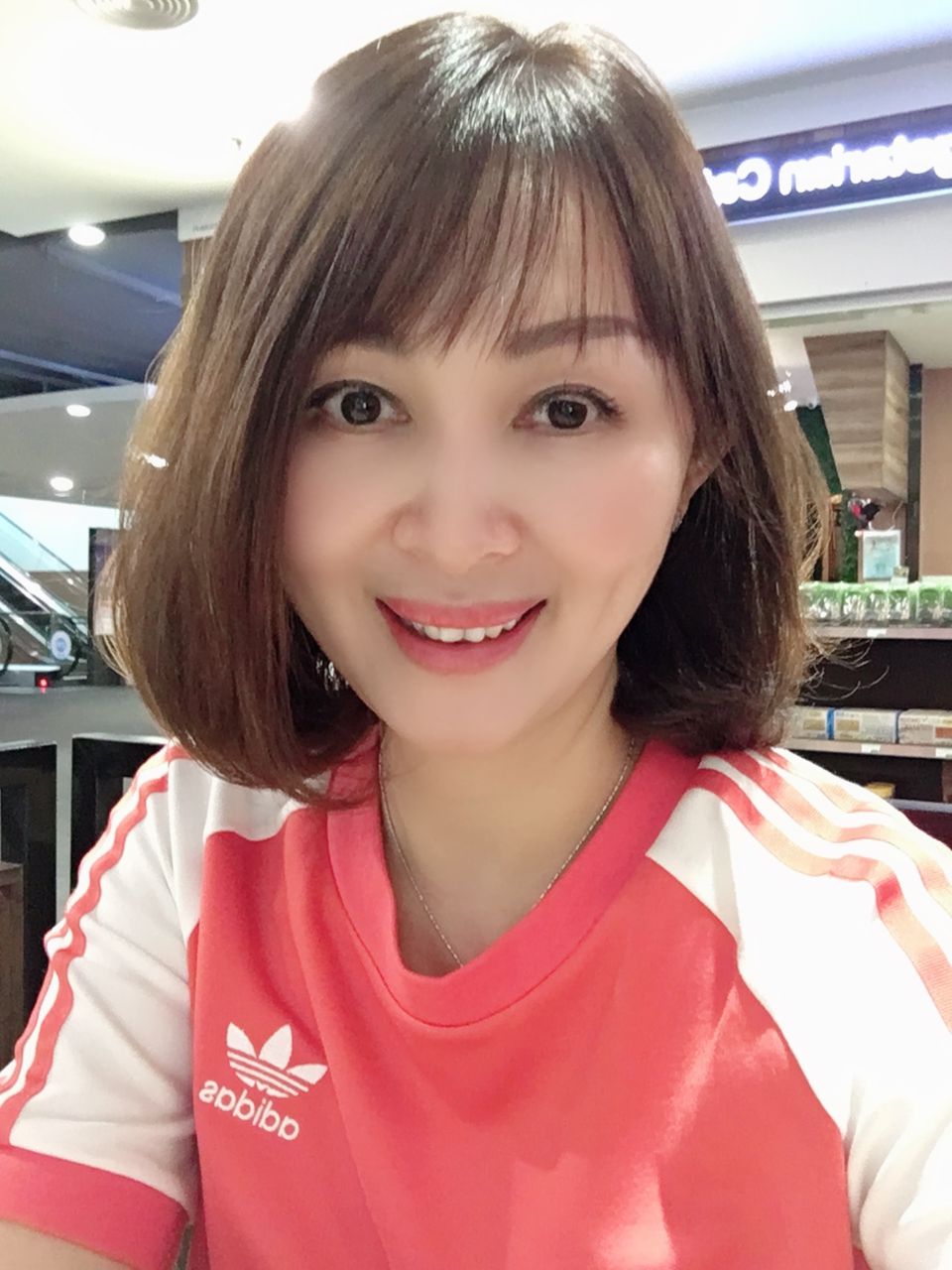 东:美容院员工未完成接种,未能全面复工。
