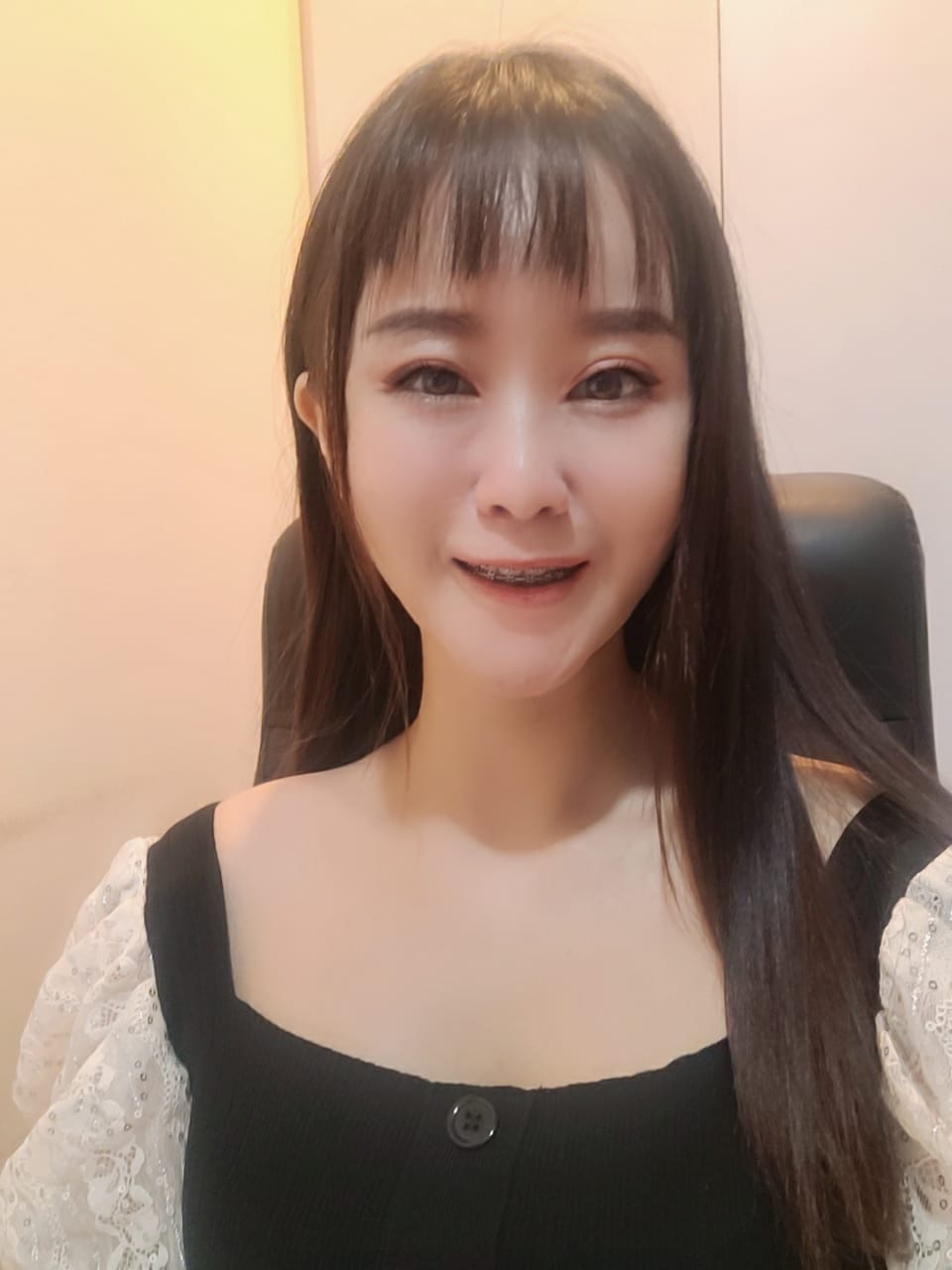 东:美容院员工未完成接种,未能全面复工。