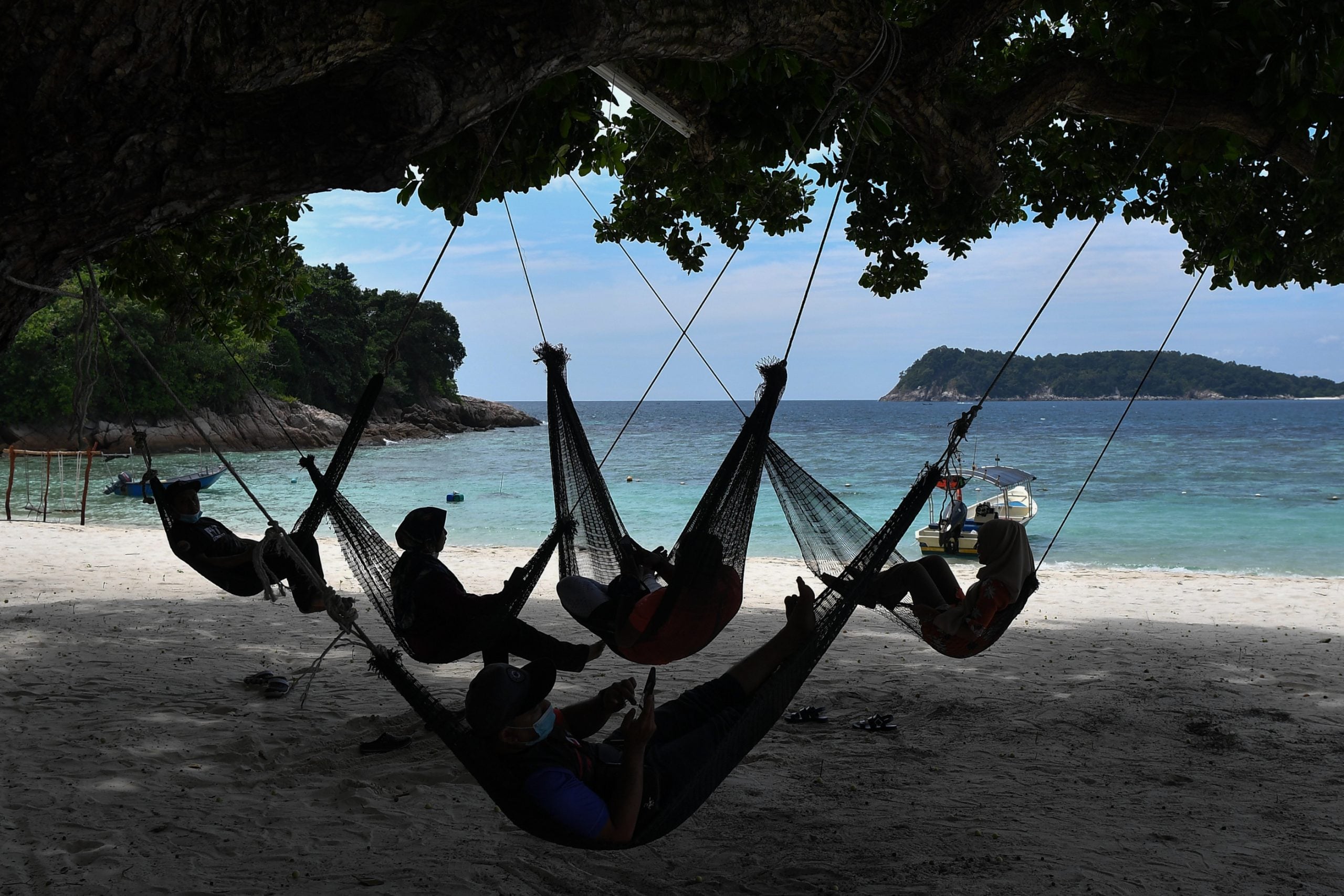 东：随着登州迈入国家复苏第三阶段，关闭近2年的比东岛重新开放，接待来自州内各地的游客，让这个曾是越南船民栖身之所的岛屿“活”起来