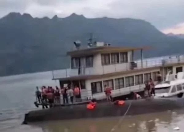 中国/客轮翻侧逾40人坠海 8人死亡7人仍失踪