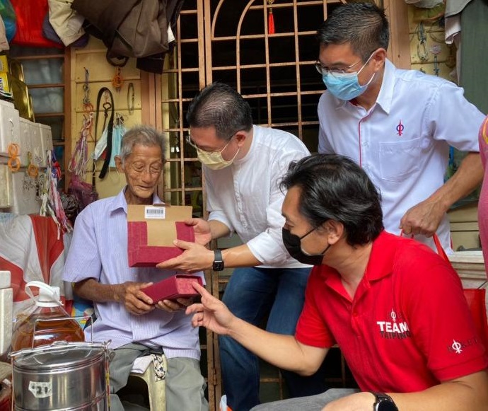 中秋献爱心 倪可敏访百岁人瑞