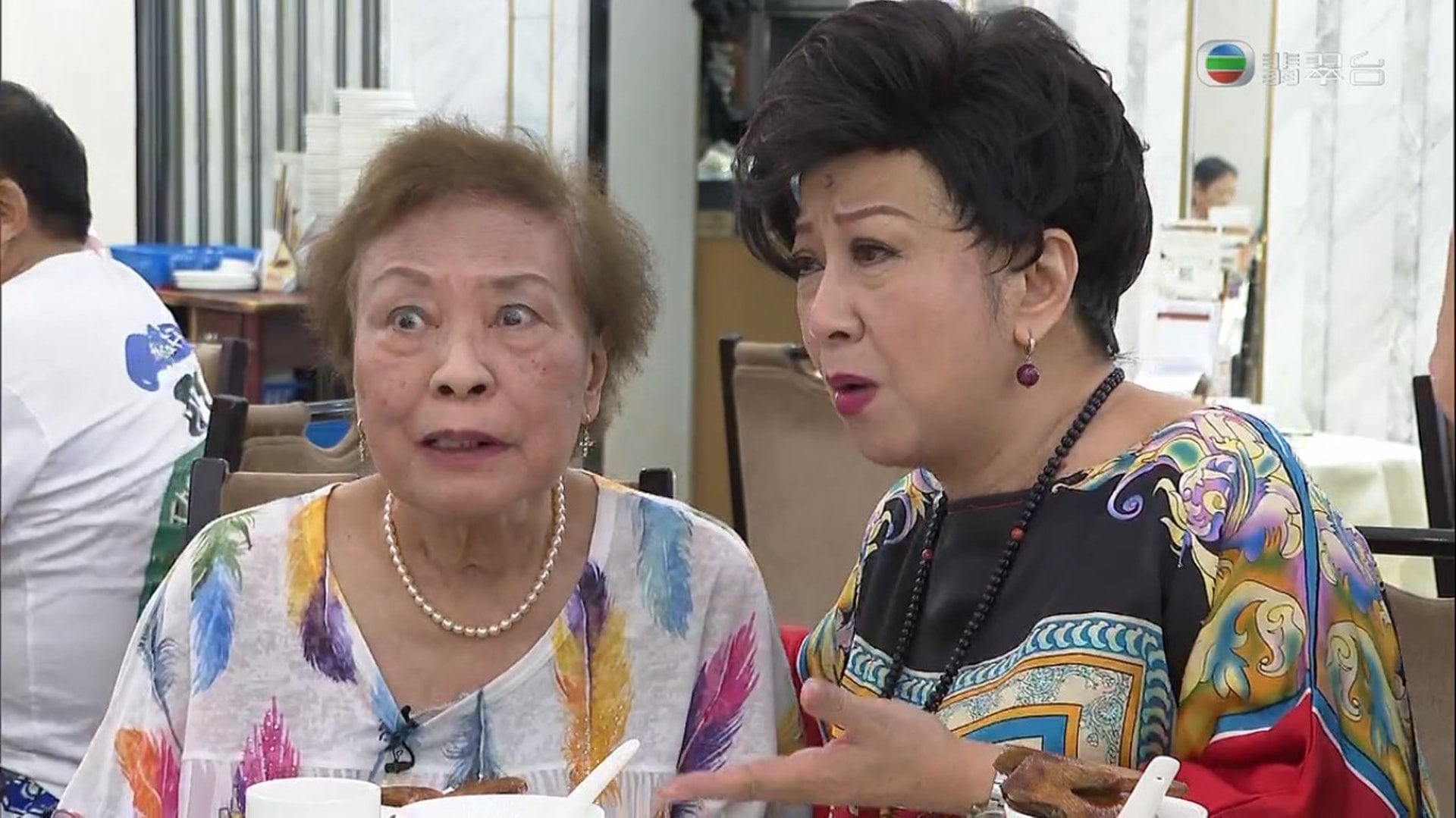 中秋约好友饭聚．余慕莲吃乳鸽险噎到