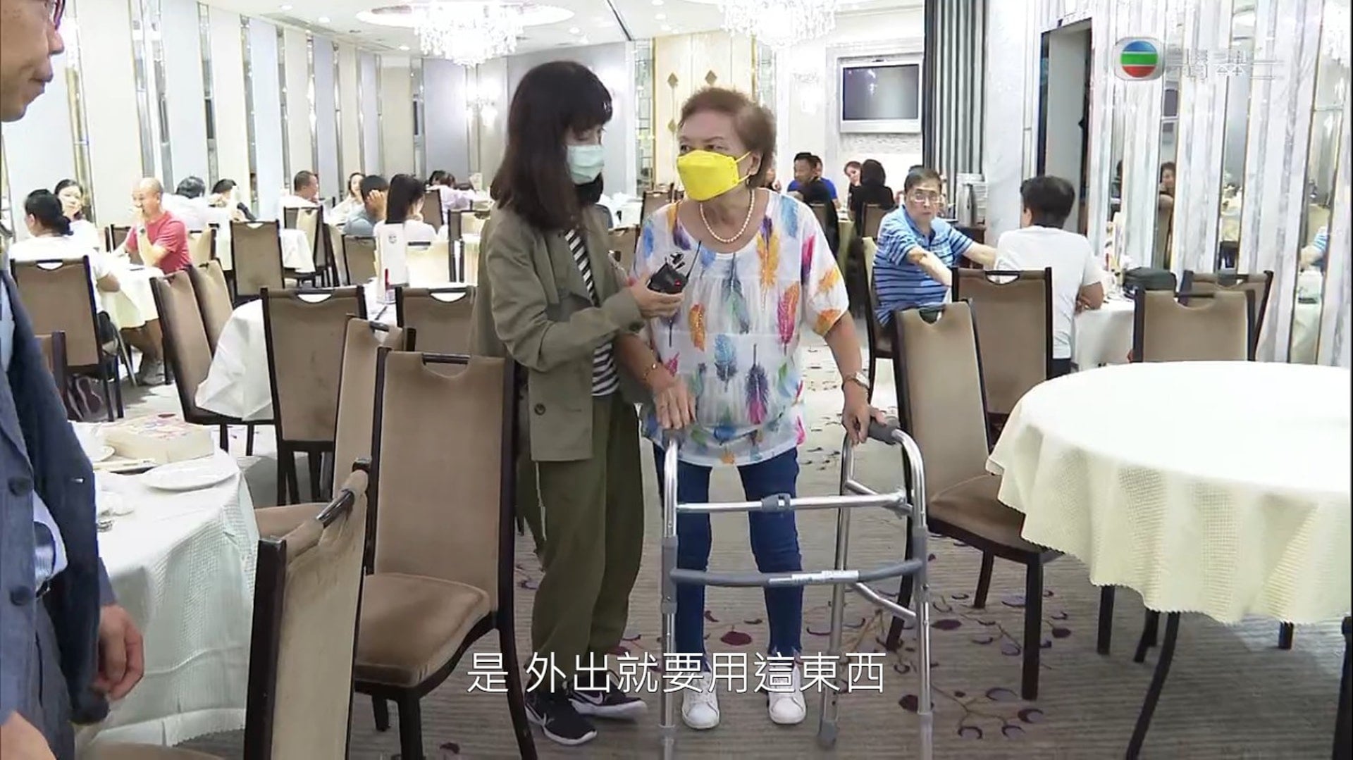 中秋约好友饭聚．余慕莲吃乳鸽险噎到