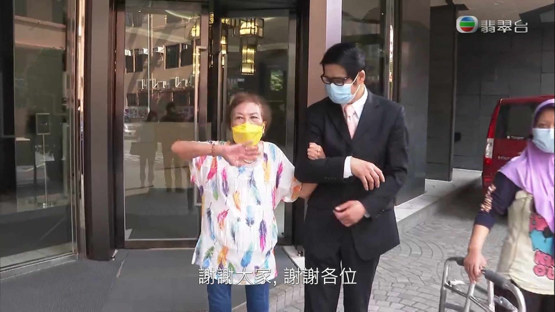 中秋约好友饭聚．余慕莲吃乳鸽险噎到