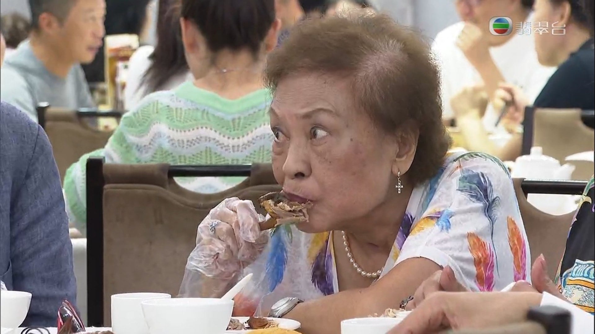 中秋约好友饭聚．余慕莲吃乳鸽险噎到