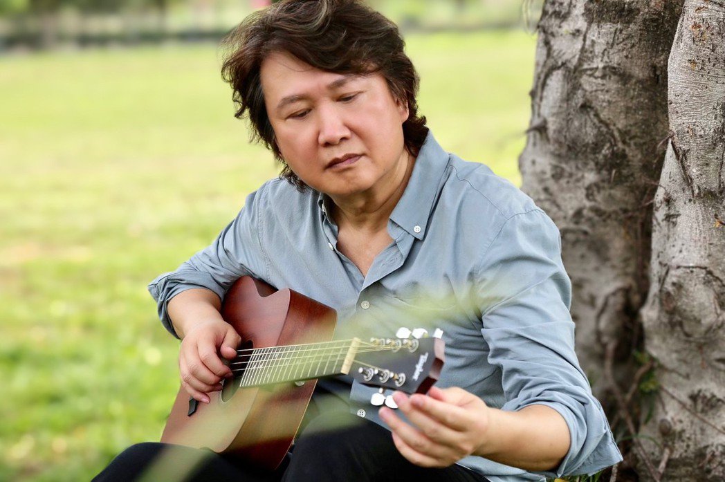  义气相廷周治平·54岁方季惟穿制服扮高中生