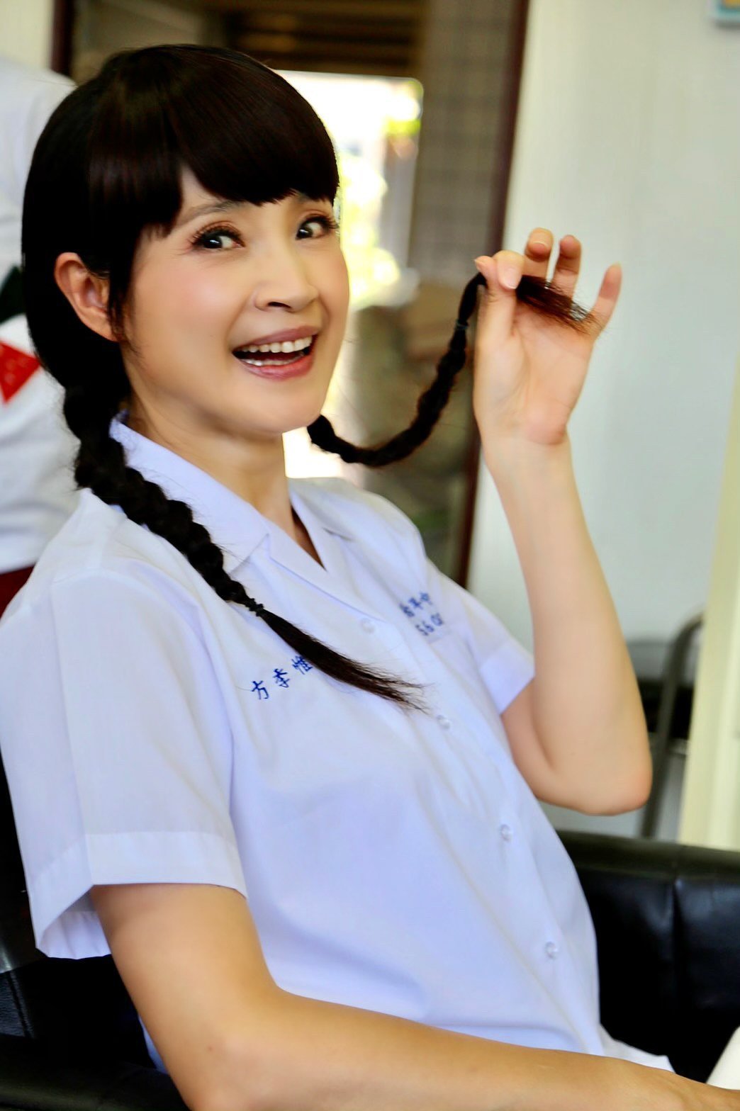  义气相廷周治平·54岁方季惟穿制服扮高中生