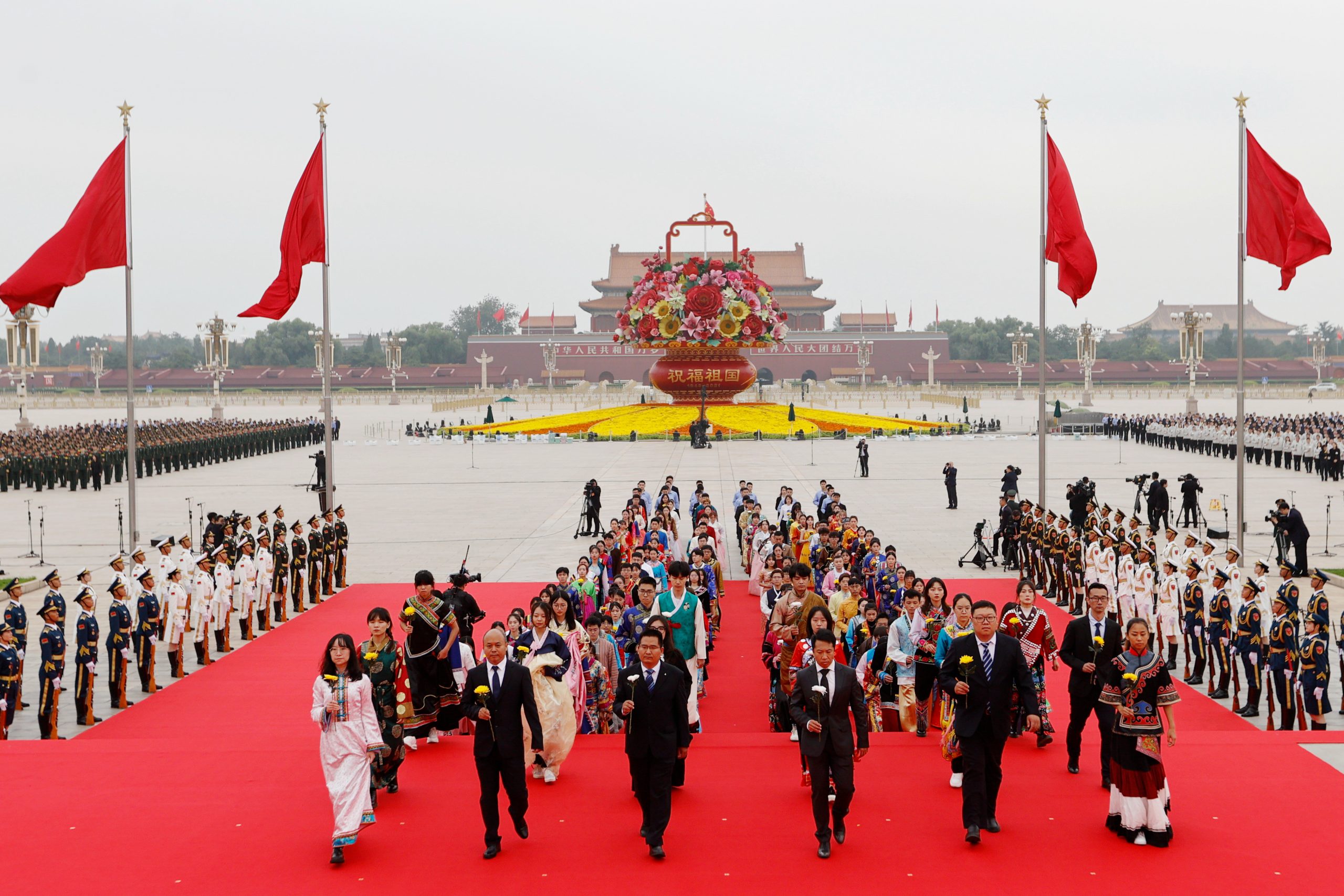 习近平等出席烈士纪念日 向人民英雄敬献花篮