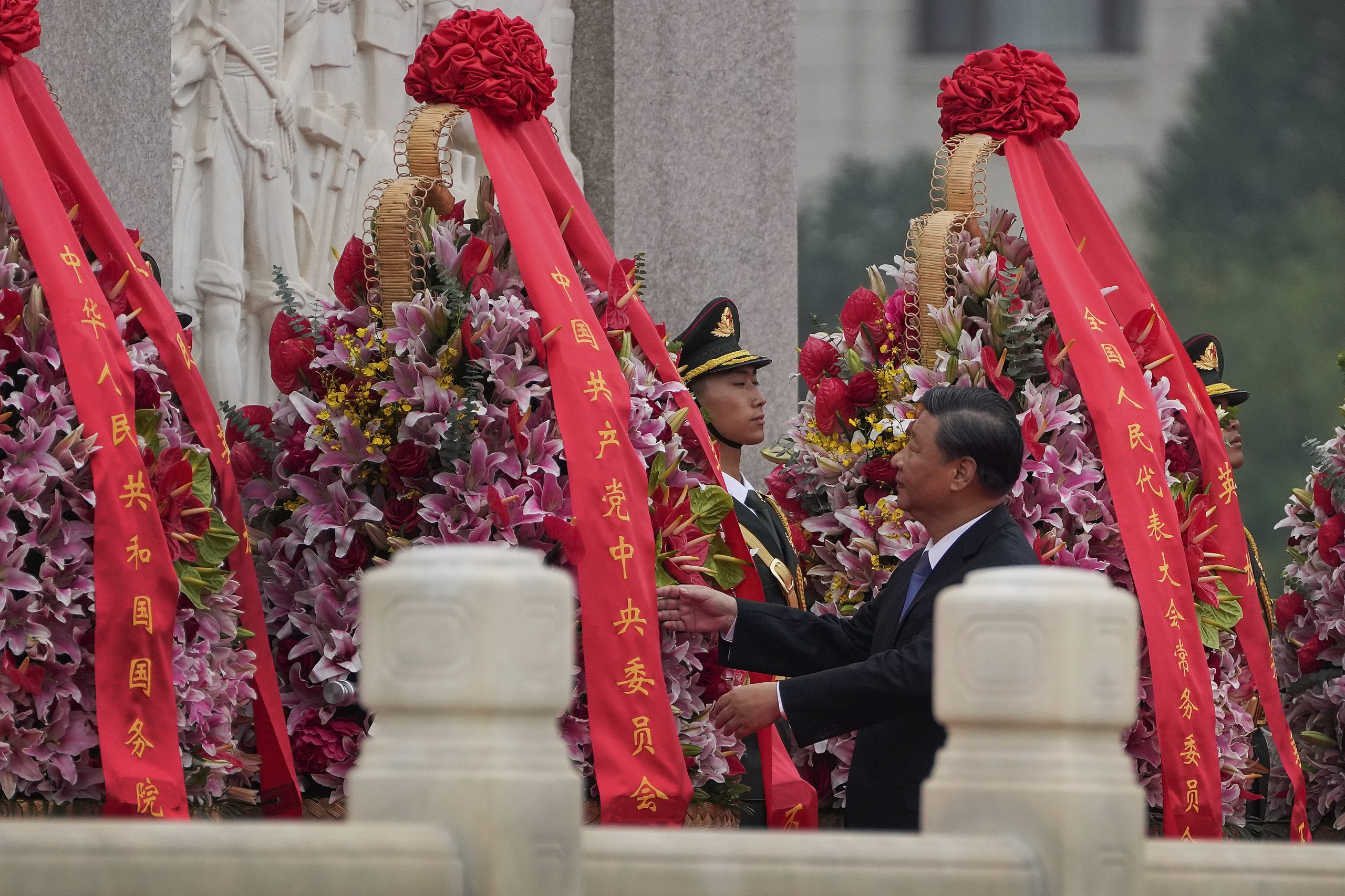 习近平等出席烈士纪念日 向人民英雄敬献花篮