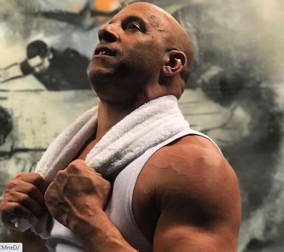 云廸素挺大肚腩玩手机‧六块肌全消失