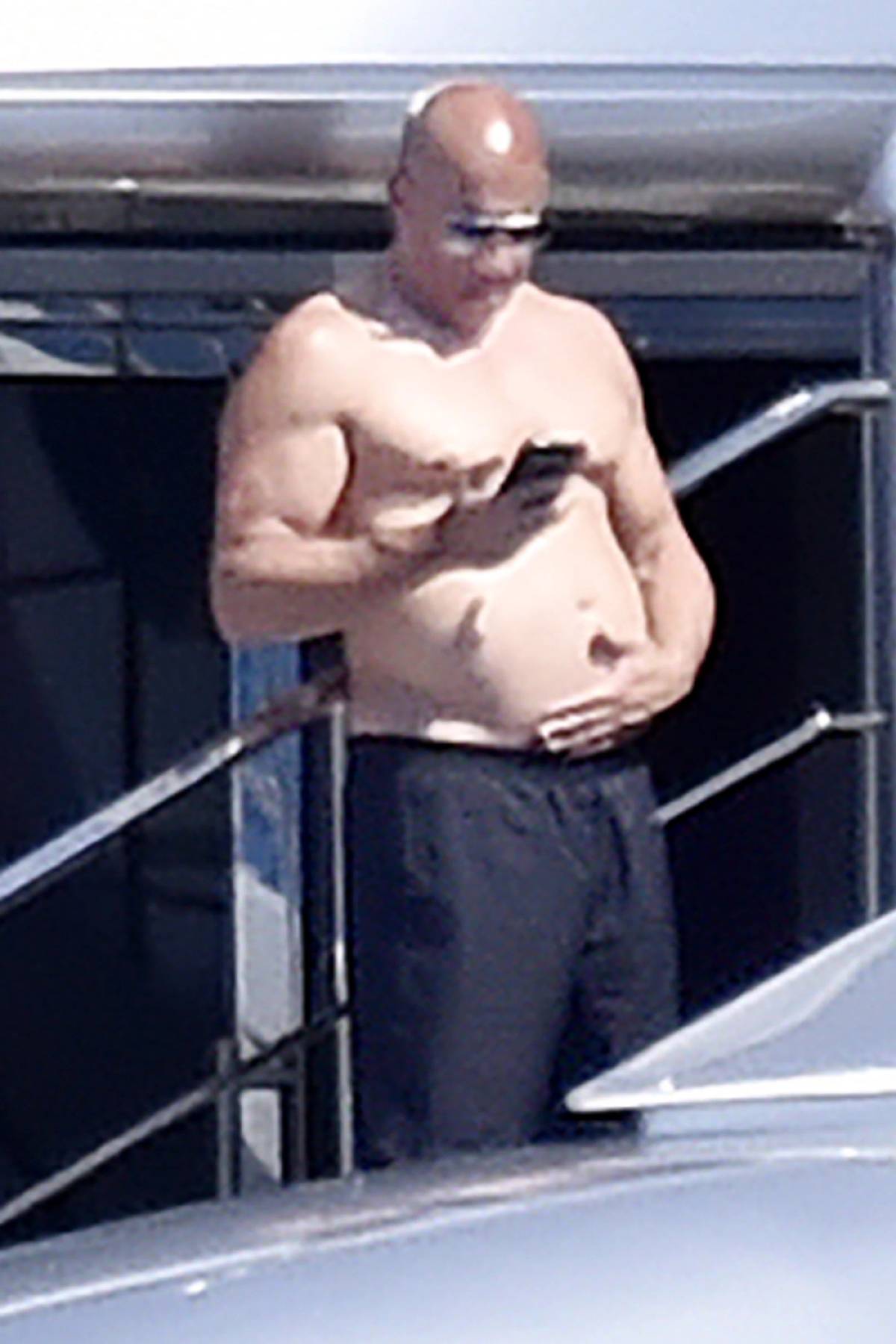 云廸素挺大肚腩玩手机‧六块肌全消失