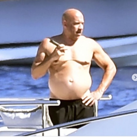 云廸素挺大肚腩玩手机‧六块肌全消失