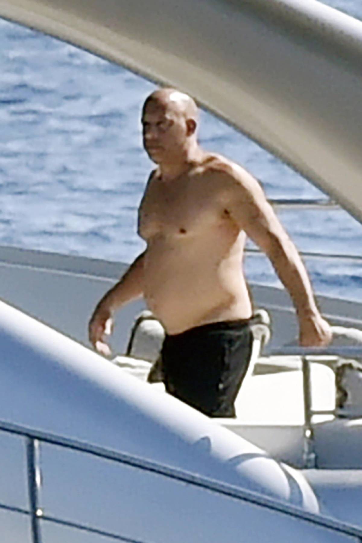 云廸素挺大肚腩玩手机‧六块肌全消失