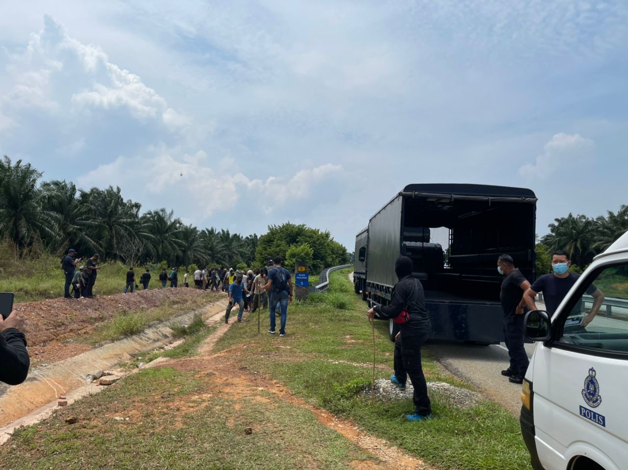 供星洲网：波警方捣破“毒趴”大本营，45人落网，最年长为7旬老伯
