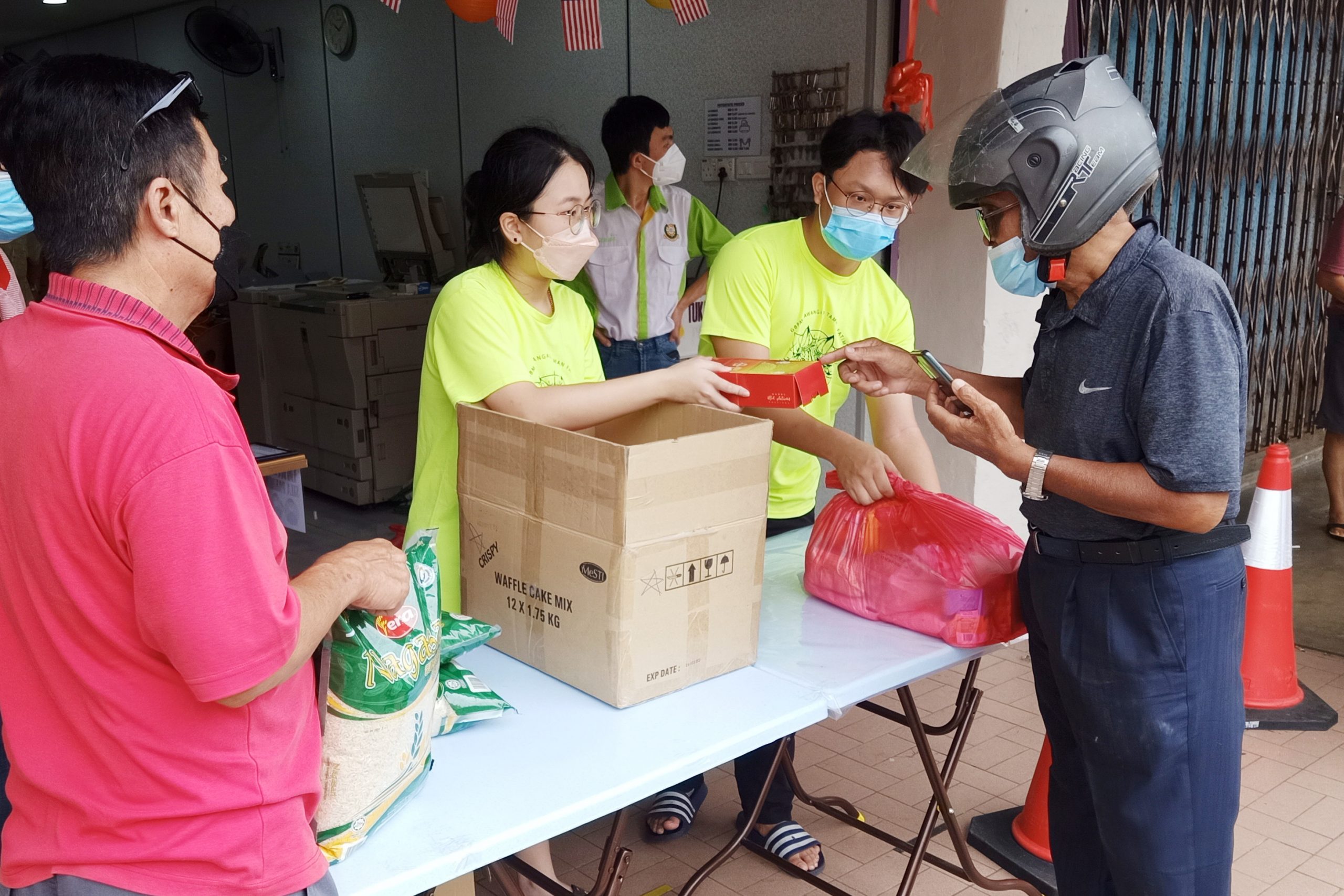 供fb/ 庇朥青团运换方式庆中秋,150份月饼及物资20分钟内派完。