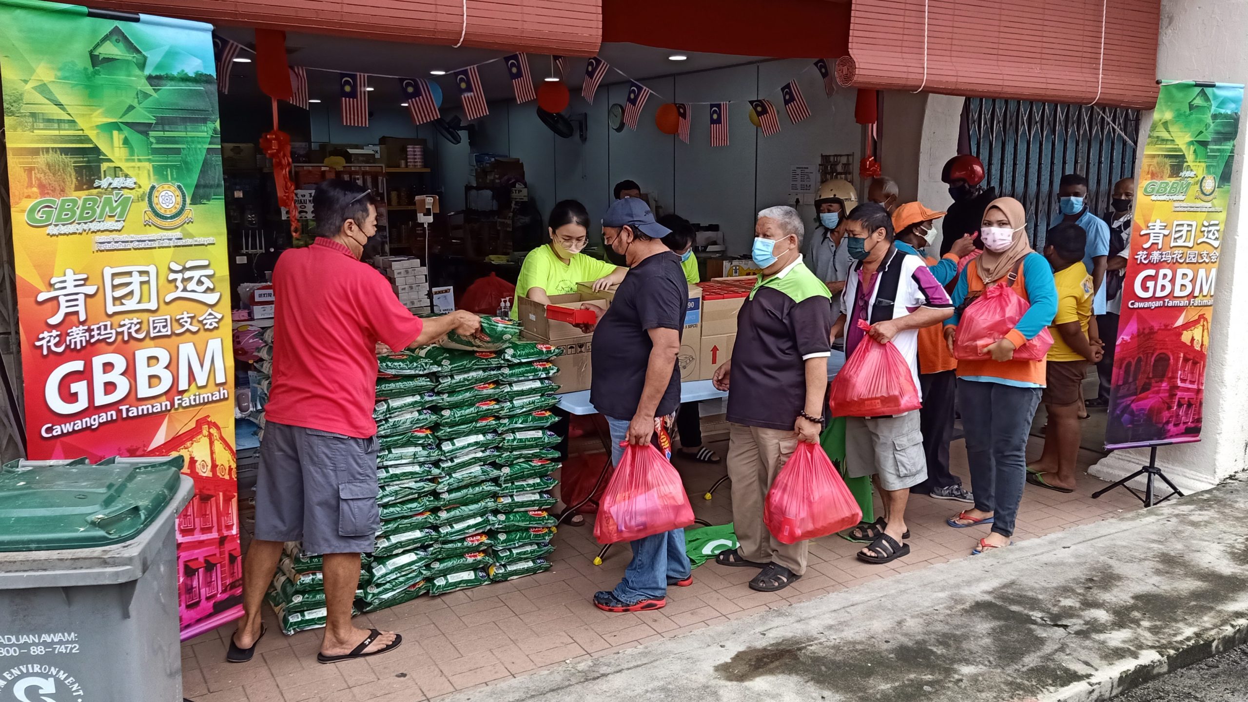 供fb/ 庇朥青团运换方式庆中秋,150份月饼及物资20分钟内派完。