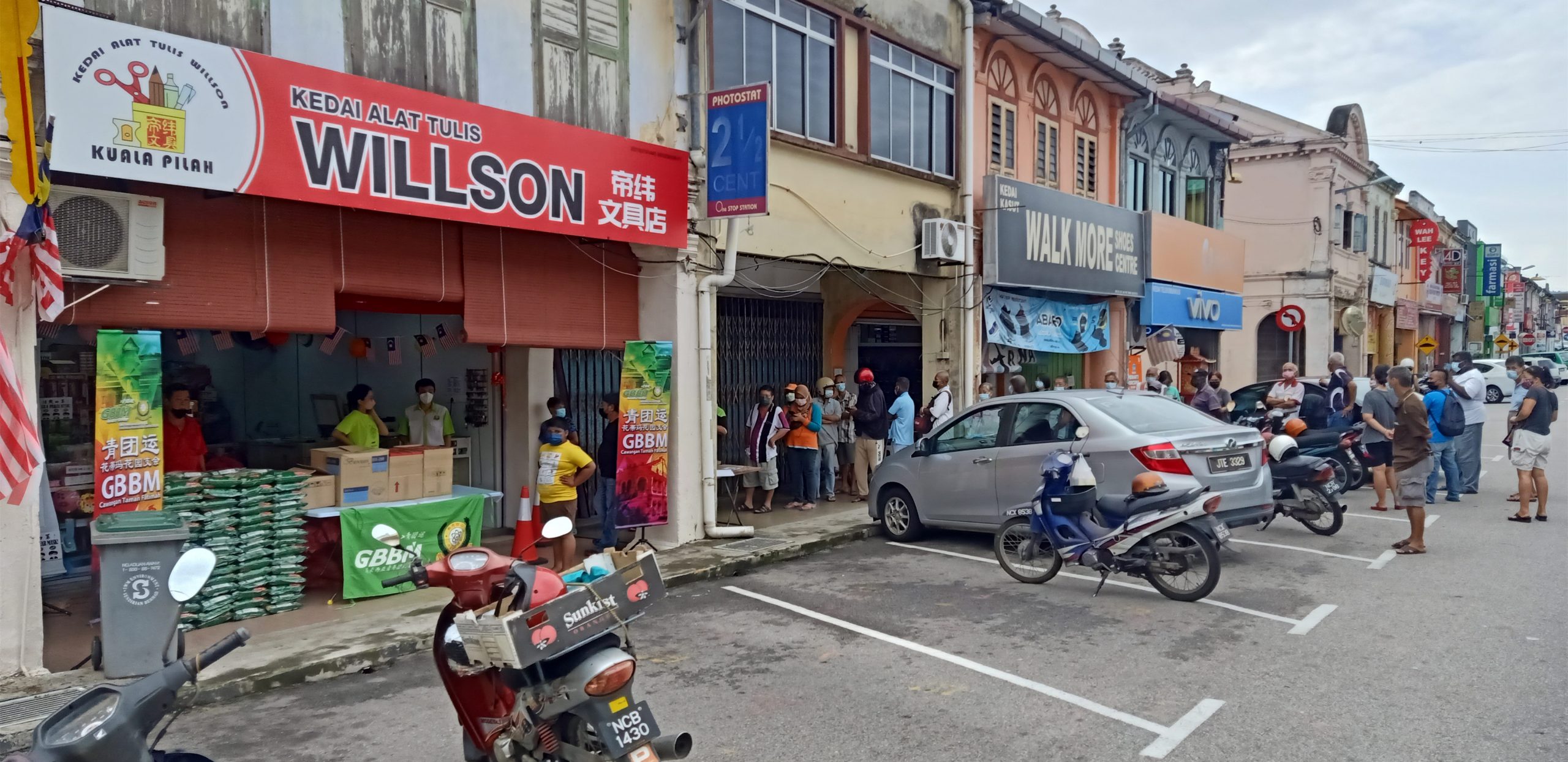 供fb/ 庇朥青团运换方式庆中秋,150份月饼及物资20分钟内派完。