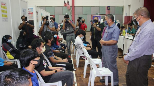 供fb/ 森州共1万5895名中四至中六生即日起接种疫苗,为10月开学做好准备。