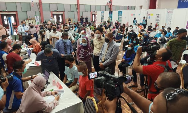 供fb/ 森州共1万5895名中四至中六生即日起接种疫苗,为10月开学做好准备。