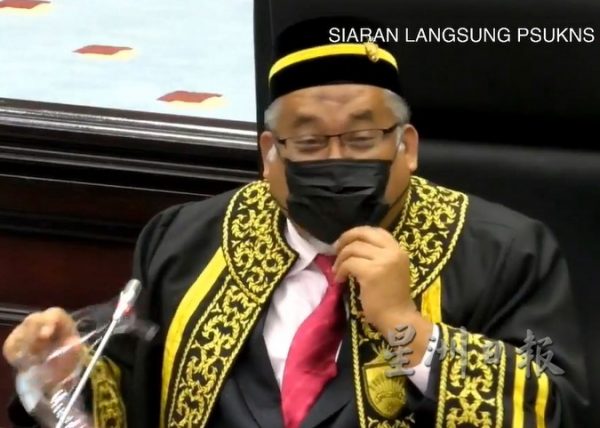 供fb/“只戴面罩不行吗?”莫哈末哈山要求议长戴口罩