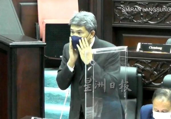 供fb/“只戴面罩不行吗?”莫哈末哈山要求议长戴口罩