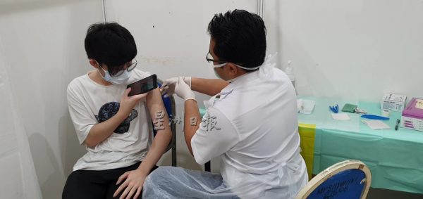 供fb/森开放登门接种首日反映踊跃,18岁以下学生可在父母陪同下直接上门