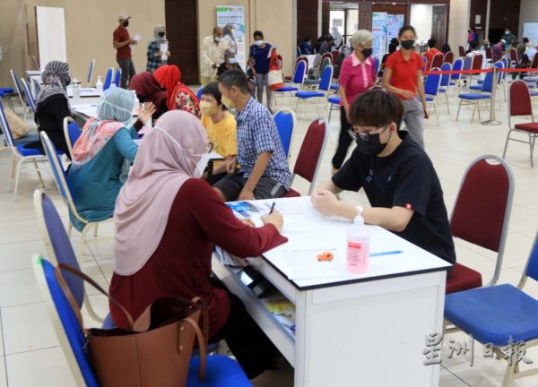 供fb/森开放登门接种首日反映踊跃,18岁以下学生可在父母陪同下直接上门