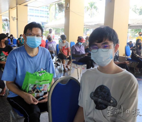 供fb/森开放登门接种首日反映踊跃,18岁以下学生可在父母陪同下直接上门