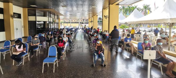 供fb/森开放登门接种首日反映踊跃,18岁以下学生可在父母陪同下直接上门