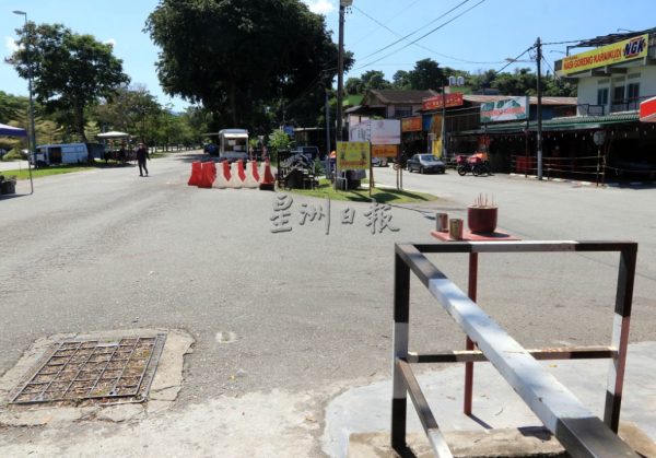供FB／“偷旗贼”出没拉杭新村，60面国州旗被偷走一半