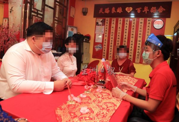 供fb／双十日没集体婚姻注册，无阻新人踊跃登记