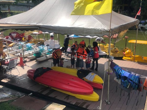 供FB/皇家山湖滨公园水上乐园重开,周末人潮踊跃