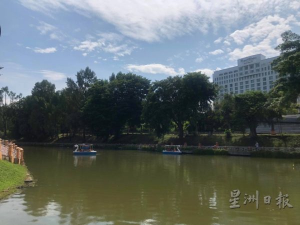 供FB/皇家山湖滨公园水上乐园重开,周末人潮踊跃