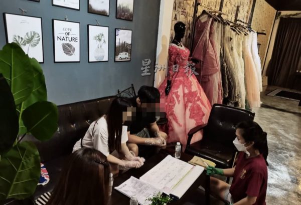 供FB／结婚旺季让婚纱店终于迎生意，料明年涌现新人“抢”日子拍婚纱照