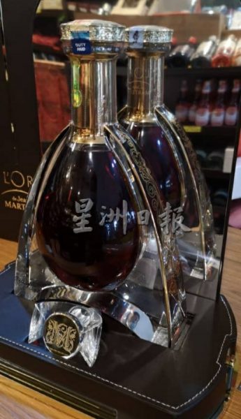 供fb：司机连人带车撞入酒庄，限量版洋酒碎成玻璃渣，业者损失逾8万