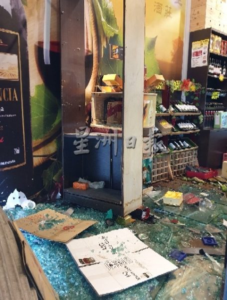 供fb：司机连人带车撞入酒庄，限量版洋酒碎成玻璃渣，业者损失逾8万