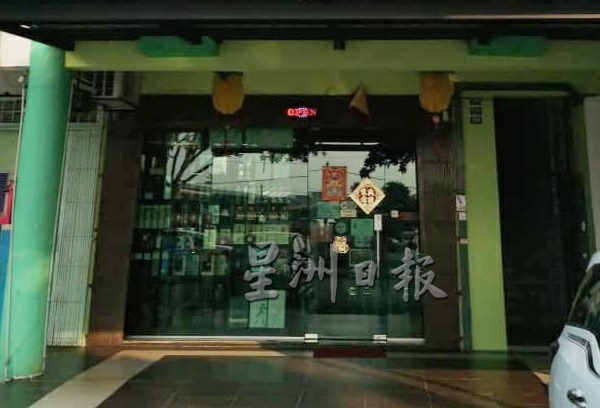 供fb：司机连人带车撞入酒庄，限量版洋酒碎成玻璃渣，业者损失逾8万