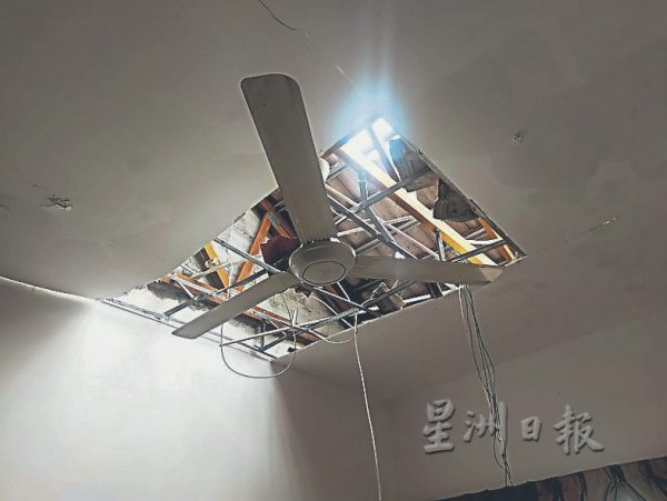 供fb：水龙卷来袭！朱湖区至少10民宅屋顶被卷走