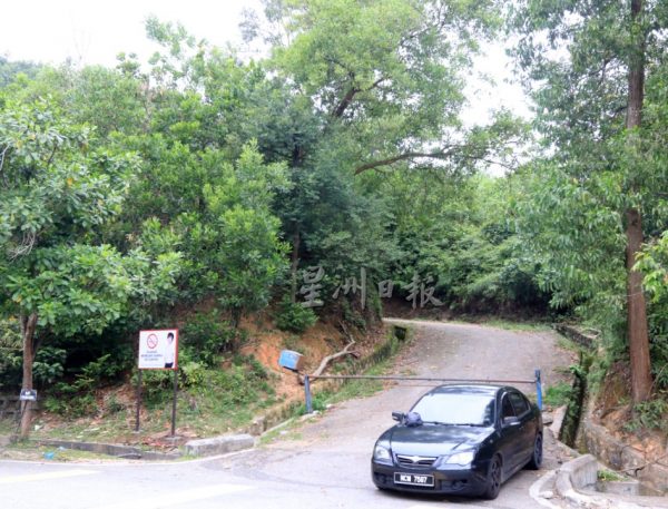 供fb：登山者占用民宅车道，陈丽群入口处设告示牌提醒，并要求警方执法