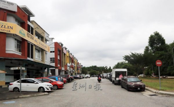 供fb：登山者占用民宅车道，陈丽群入口处设告示牌提醒，并要求警方执法