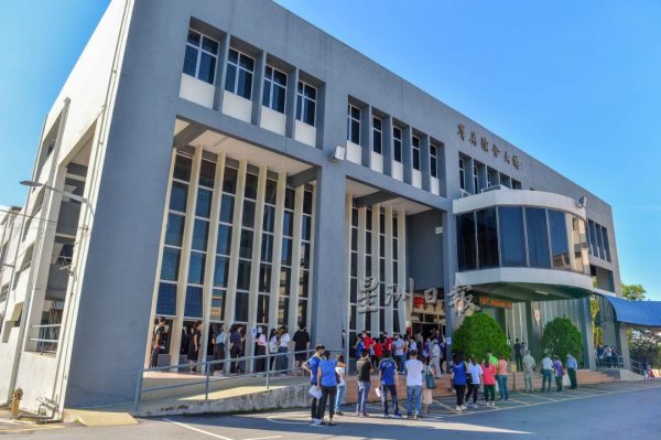 供fb：芙蓉中华中学今日起开放4天让全校学生回校接种疫苗