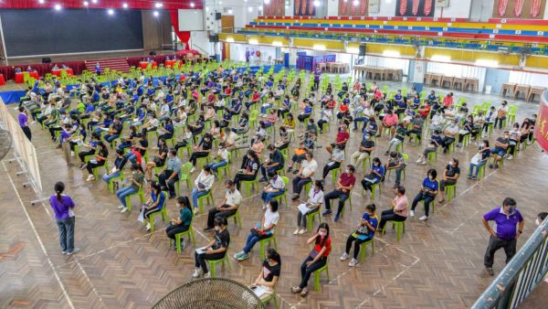 供fb：芙蓉中华中学今日起开放4天让全校学生回校接种疫苗