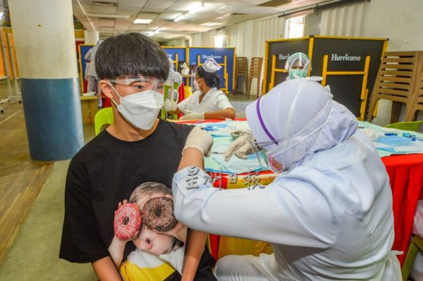 供fb：芙蓉中华中学今日起开放4天让全校学生回校接种疫苗