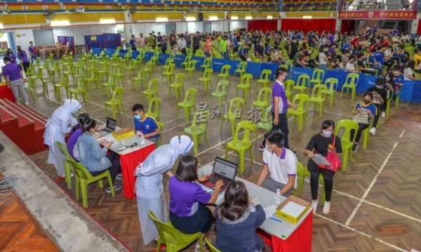 供fb：芙蓉中华中学今日起开放4天让全校学生回校接种疫苗