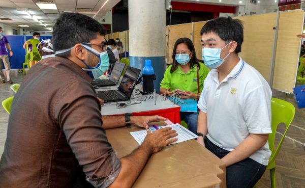 供fb：芙蓉中华中学今日起开放4天让全校学生回校接种疫苗