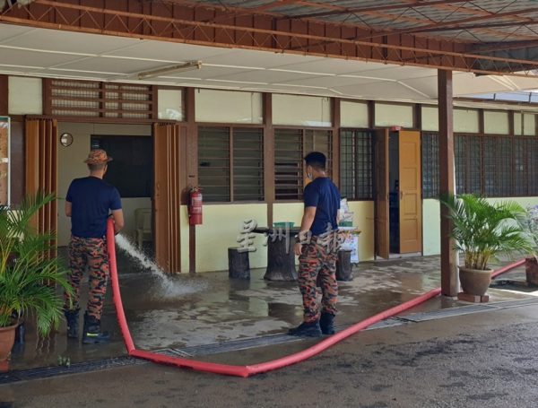 供fb:豪雨加上大涨潮即临,丹A新村近50户灾黎惨遭海水雨水夹攻
