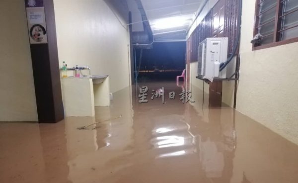 供fb:豪雨加上大涨潮即临,丹A新村近50户灾黎惨遭海水雨水夹攻